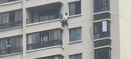 偷情被抓包？男子扮蜘蛛人「徒手爬37樓外牆」網笑：老王小心啊