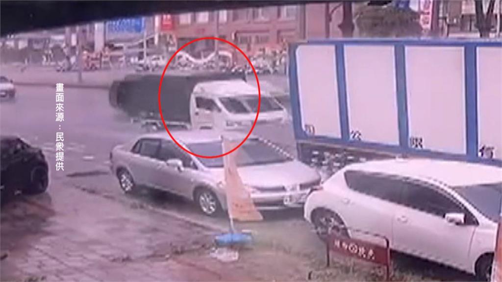 升降板懸空成「奪命凶器」 大貨車卸貨卸掉小貨車車門