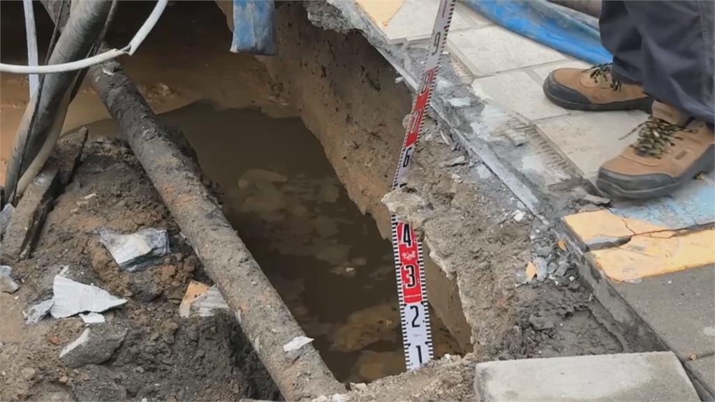 高雄大同醫院旁人行道現「天坑」! 疑隔壁工地連續壁未施作好釀禍