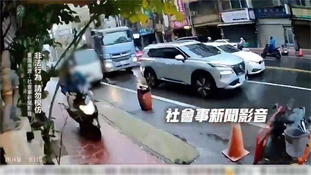人行道「竄出三輛機車」　行人險挨撞！警方出手要開罰了