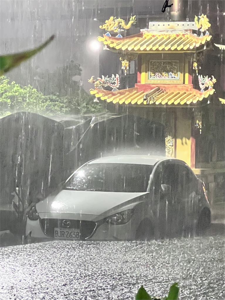 快新聞/海葵颱風「雨炸高雄」! 前鎮區水淹膝蓋高畫面曝