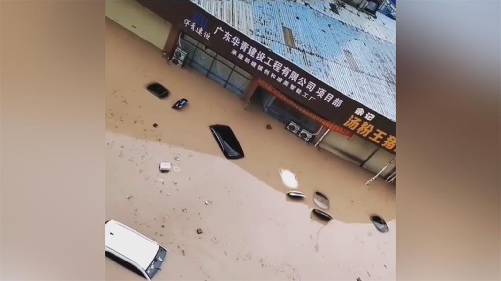 豪雨襲擊！廣州重鎮成「水世界」淹到胸口高　居民忍不住怒轟政府該負責