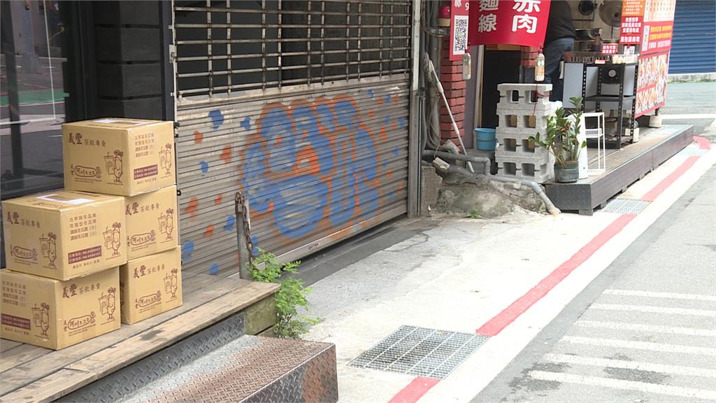 轎車"擋社區停車場前"半小時 警經過處理"沒開單"惹議