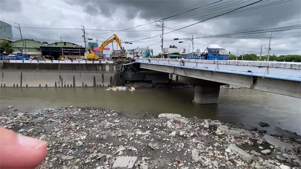 彰化華歡橋護岸"裂縫疑掏空"　工程單位急堆太空包補強