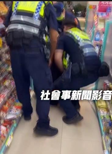 勸不聽！男超商抽菸見警想落跑！　非法停留移工遭壓制