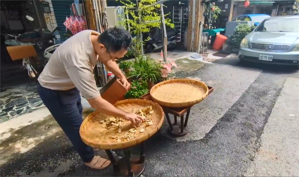 高雄連日雨下到發霉! 網掀"曬菇大賽" 還有人家裡長木耳