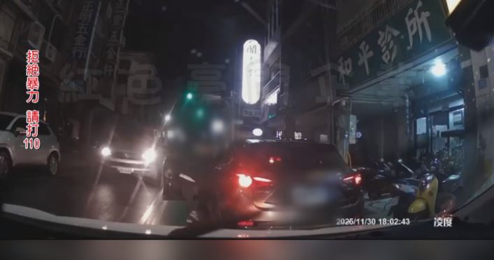 男不滿違停被「"叭」竟亮槍恐嚇! 後車駕駛嚇壞駛離