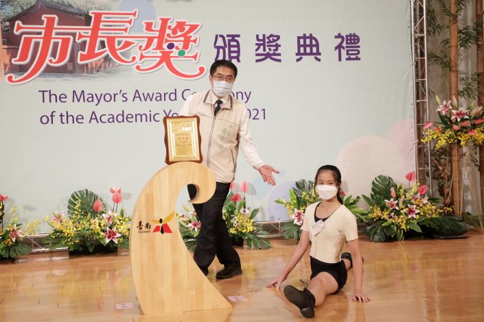 快新聞/黃偉哲「陪你拍」笑中帶淚! 哥哥帶照片合影替病逝弟弟圓夢