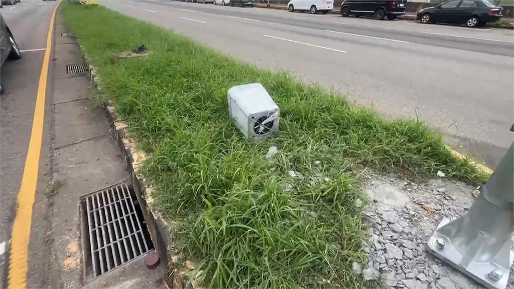 大貨車疑煞車失靈撞斷紅綠燈桿 遭抓包過磅超載2噸