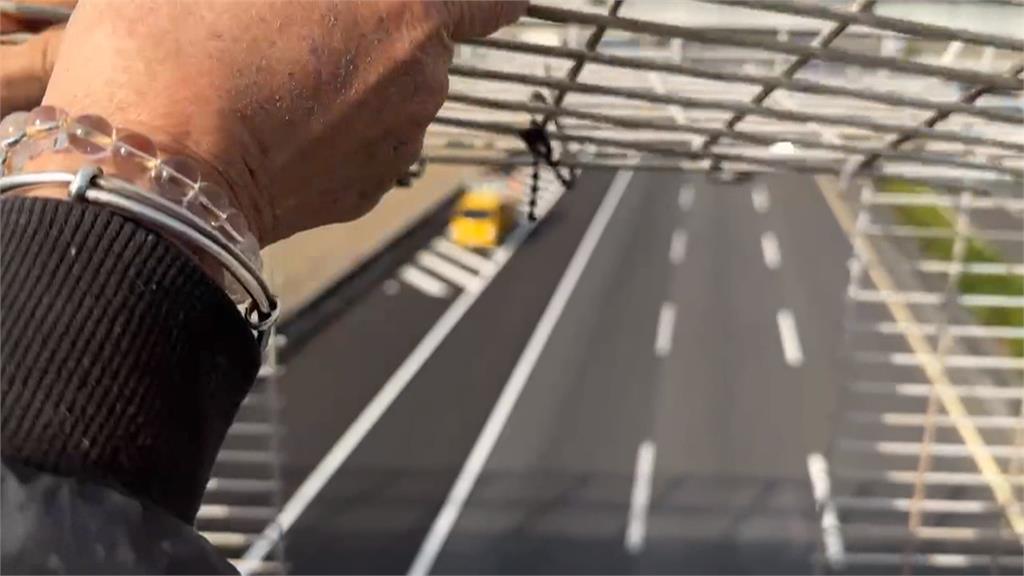 國道警取締超速「開洞」惹議 亂扔東西往橋下丟恐砸車