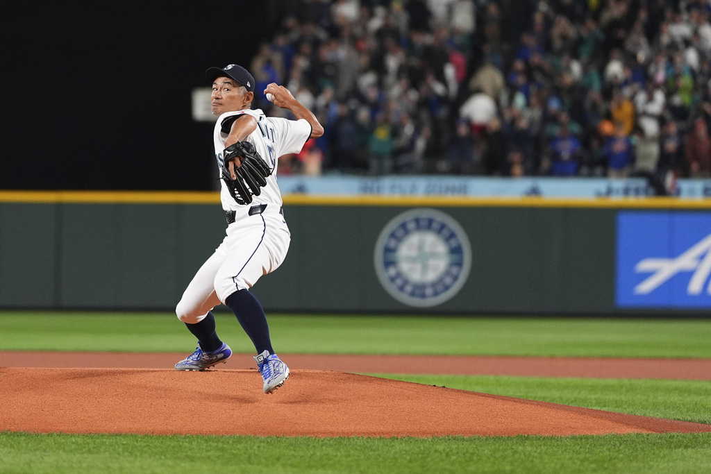MLB(影)/51歲鈴木一朗仍是一尾活龍! 擔任水手開幕戰貴賓開球猛飆球速