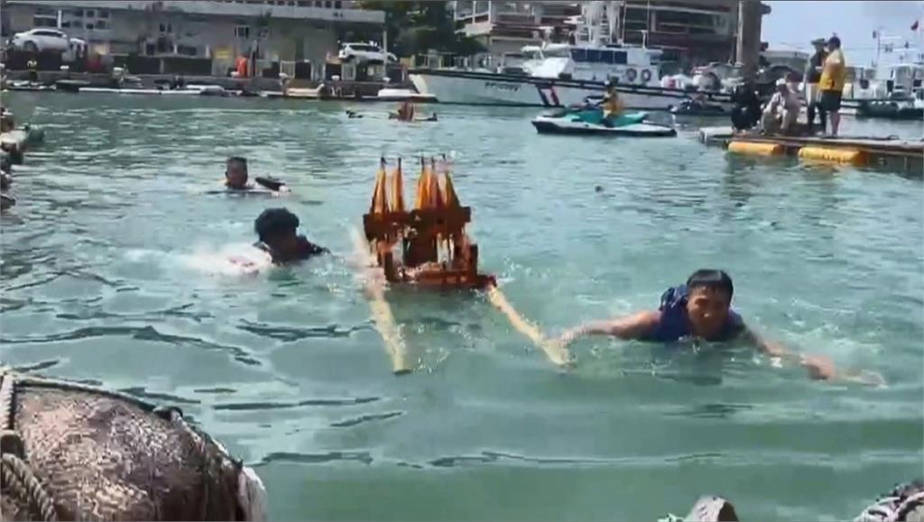恆春宗教盛事！水上運動會別開生面　水中扛神轎奮力衝刺