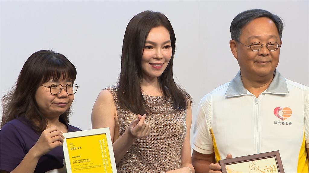 郭台銘被拍到滿頭白髮現身球場! 曾馨瑩出席活動曝原因