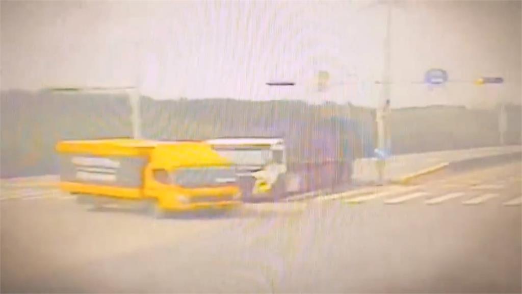 台61大車相撞車禍地面留油漬 隔天害4機車打滑摔車