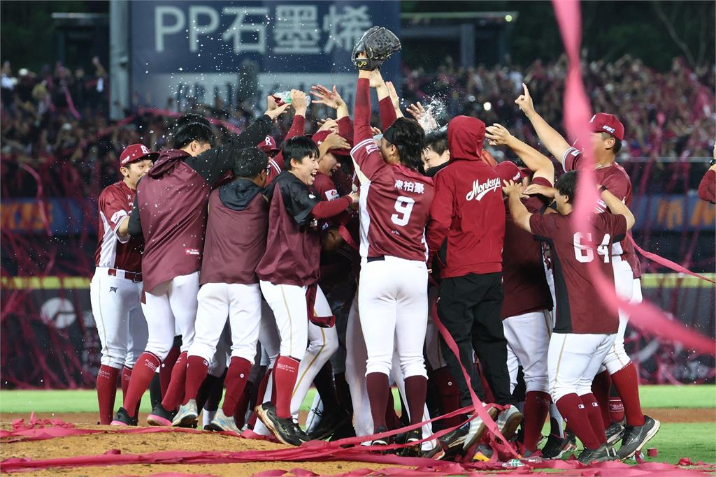 中職/敲出封王「致勝轟」林泓育!曾遭到降薪30%、奪冠仍激情喊:希望球迷繼續支持