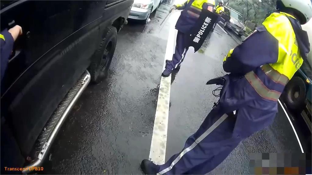 男子住車上不願回家 母報警處理男竟持利器對峙