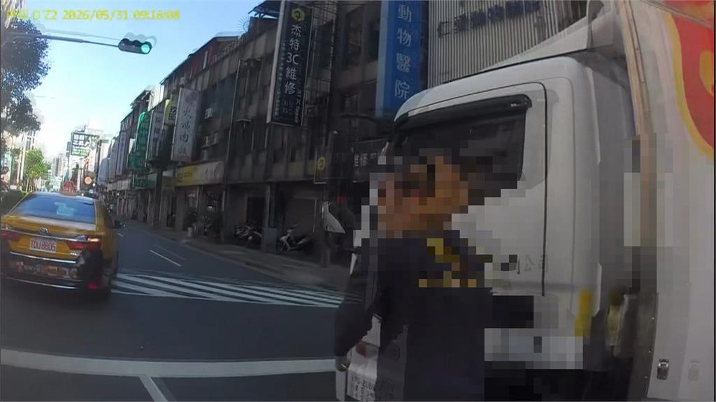 機車停紅燈遭貨車追撞! 4空瓦斯桶"滾一地"騎士急跳開