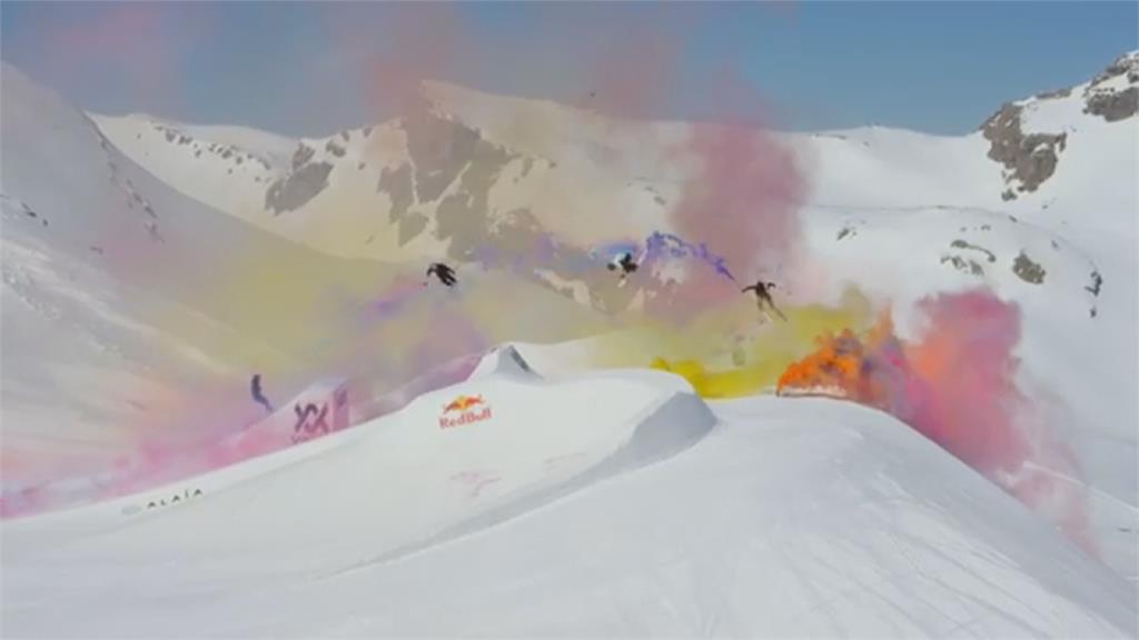 滑雪搭配彩煙　瑞士雪地滑出動態繽紛美景