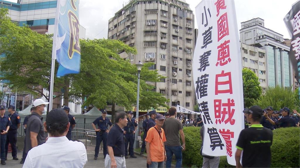 民眾黨號召小草嗆蔡政府 台灣國、台聯踢館 年輕人高舉看版:要協尋黃國昌