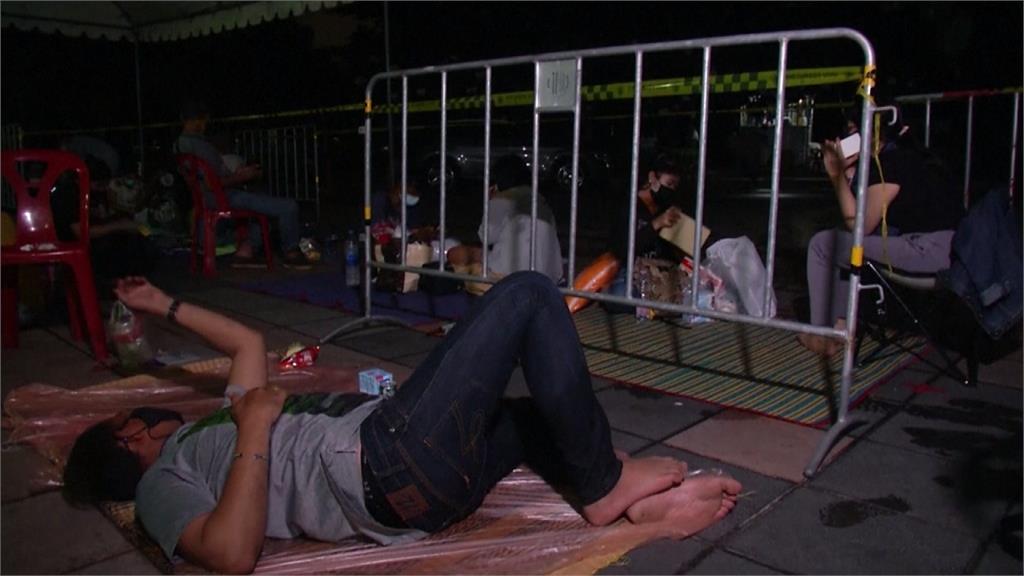 泰國確診暴增9276人！曼谷民眾漏夜急排快篩