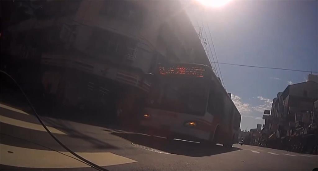 超驚險！　電纜線從天降　險擊落機車女騎士