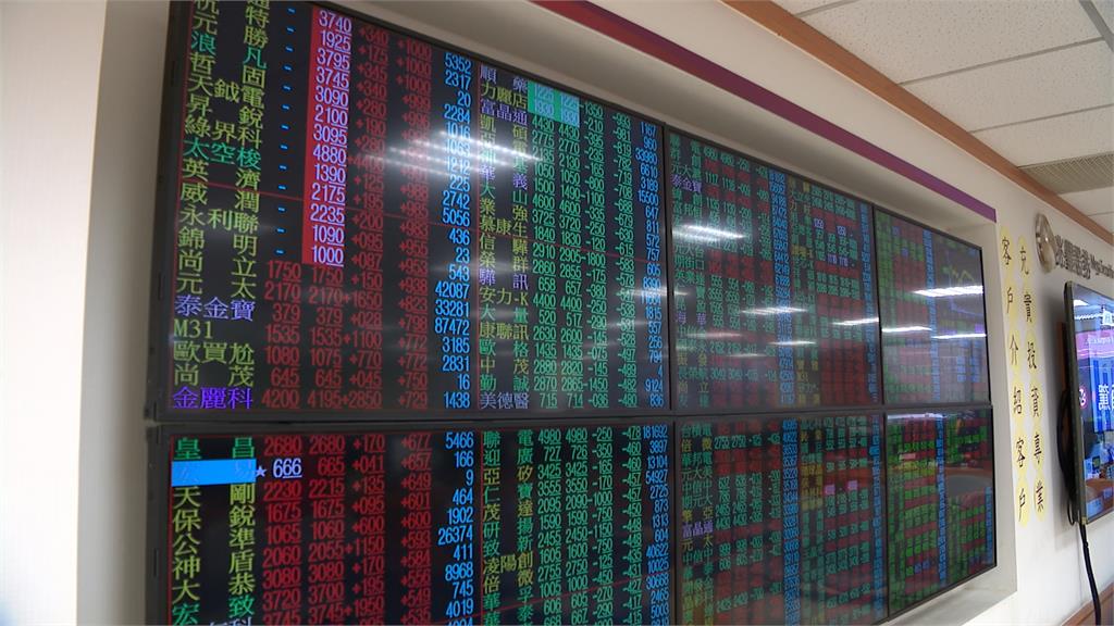 台股今小跌7點失守萬八 LINE Pay興櫃首日衝破千元一枝獨秀
