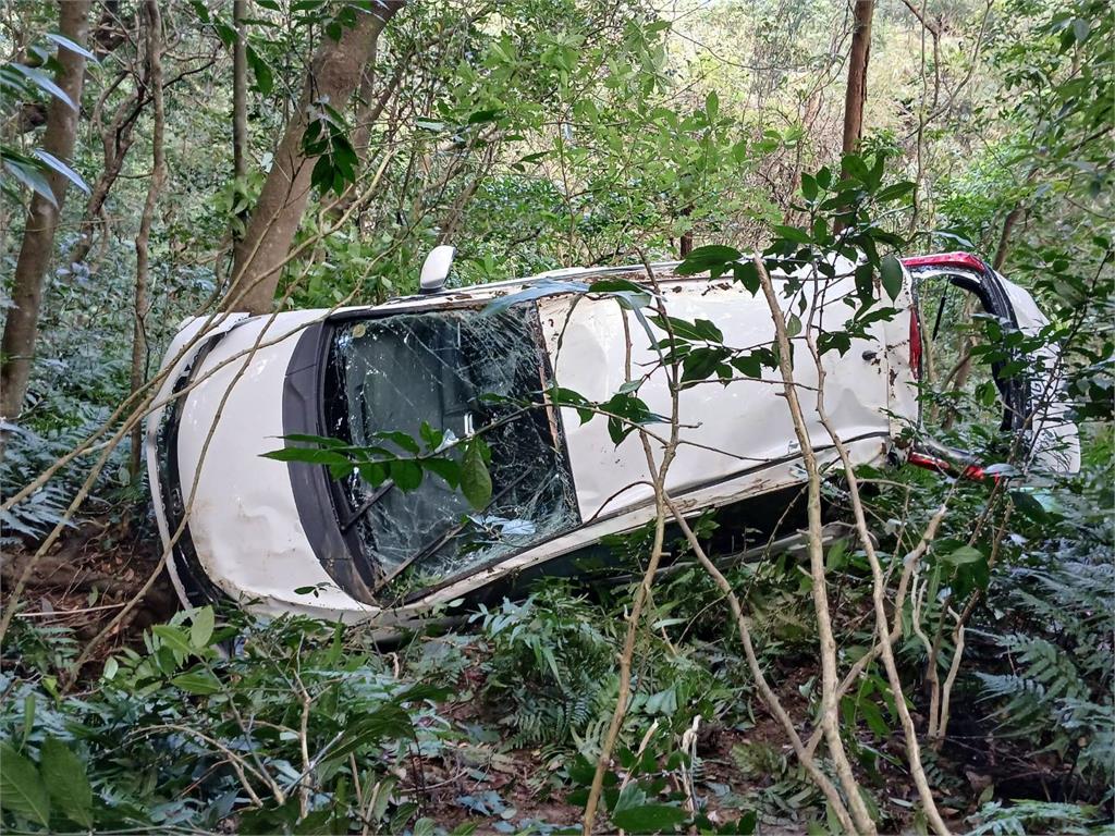 最新／「煞車失靈」衝下瑞芳山谷！白車慘卡樹欉　女駕駛奇蹟僅輕傷
