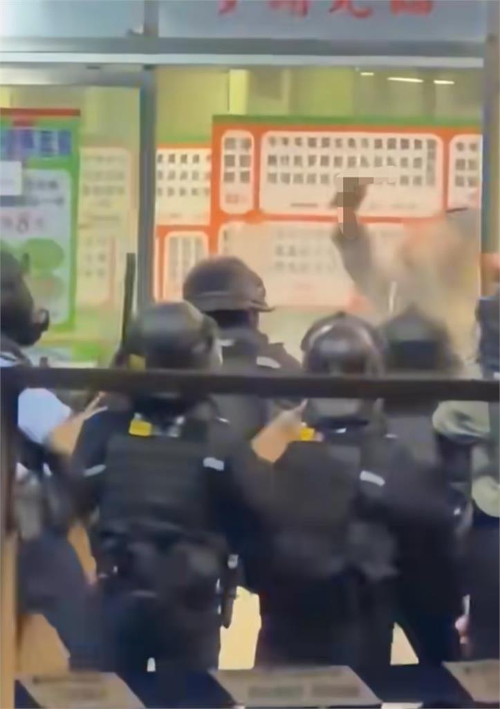 中國女「血洗香港牛雜麵店」？因無法電子支付「失控狂砍警」下場曝光