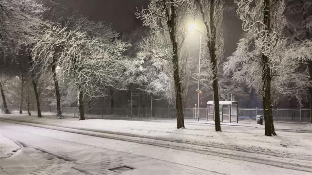 英暴雪探零下10度發橙色預警 兩大城機場跑道關閉