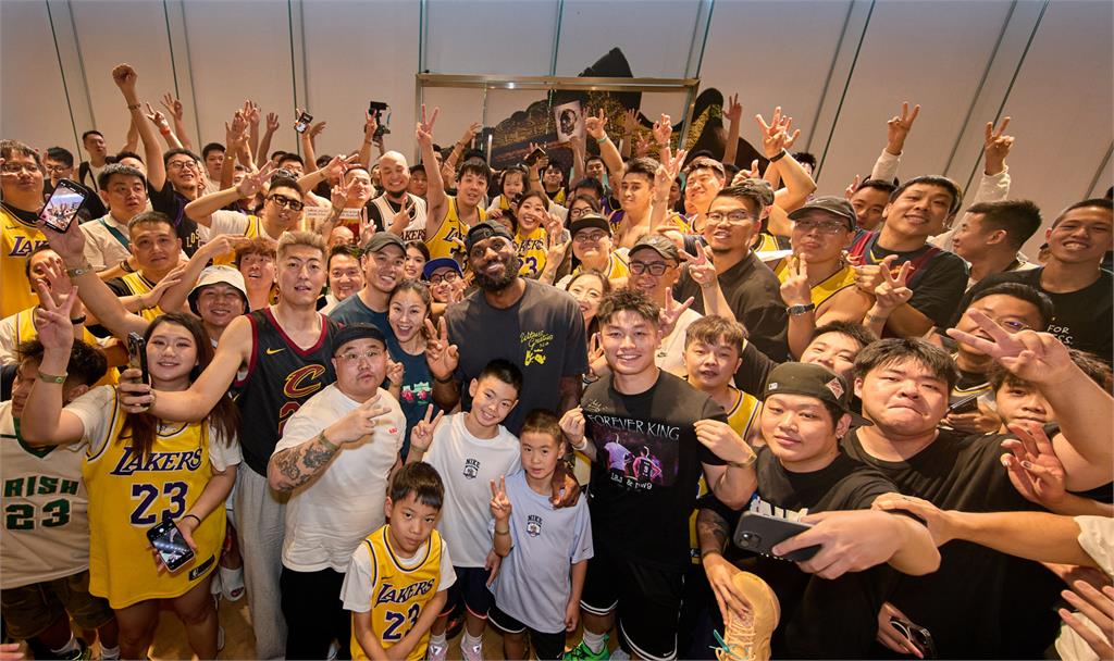 NBA/一張「吾皇萬歲照」秒懂魅力!詹皇任訓練營導師、台小將獲職籃球隊青睞
