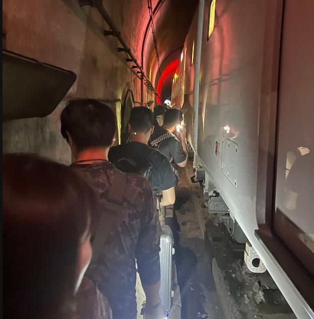 快新聞/自強號清水隧道出口遭落石撞擊 司機受傷、乘客下車徒步離開