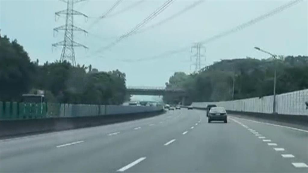 嚇瘋！　國道3北上244.6K　驚見機車逆向騎在內線道