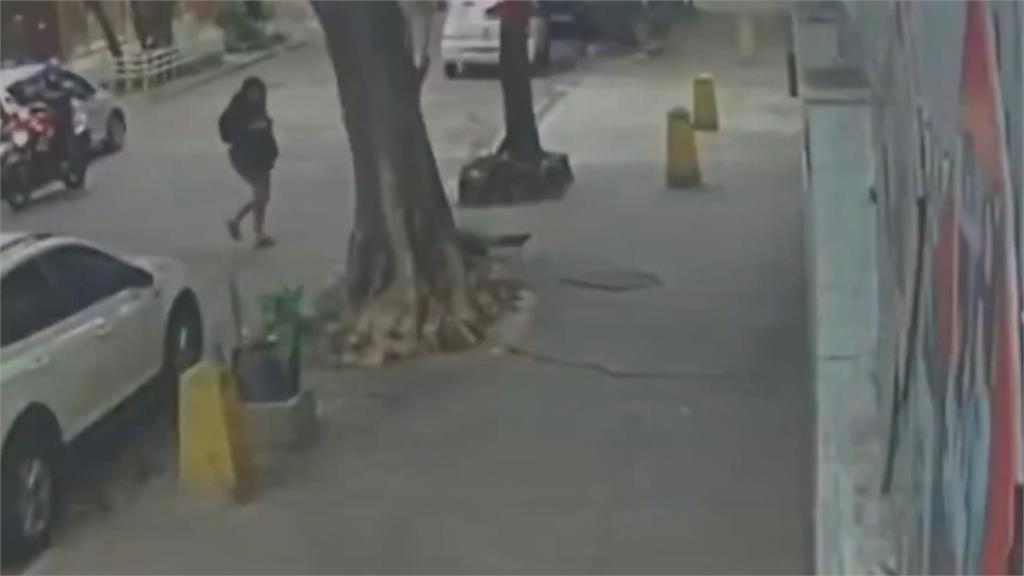 巴西女子路上行走滑手機 無預警