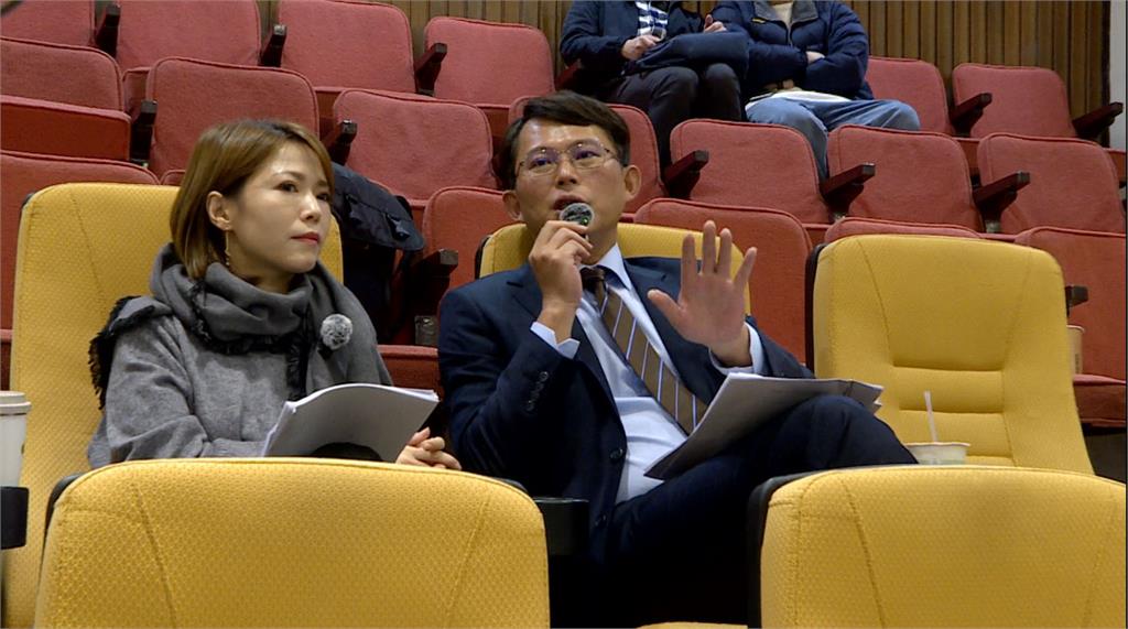 擋藍白闖關選罷法! 綠委拂曉出擊搶佔主席台備戰