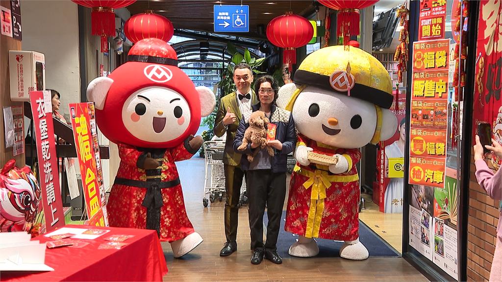 初一百貨好熱鬧!賈永婕打鼓、發紅包袋 民眾搶買福袋抽名車