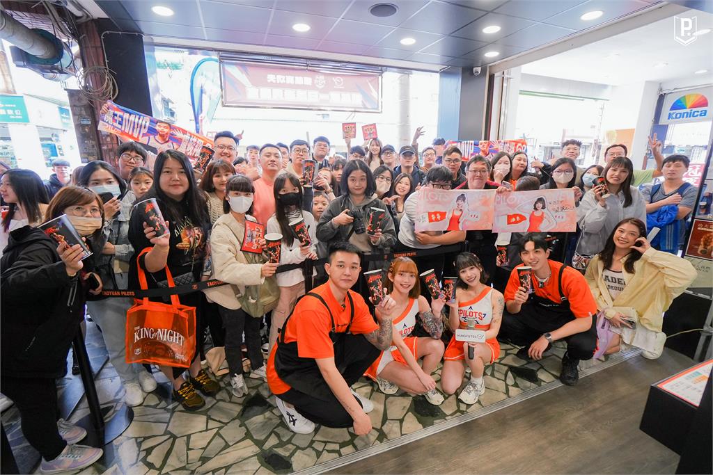PLG/領航猿跨界聯名預熱總冠軍賽 「夜王」盧峻翔與啦啦隊出任一日店長