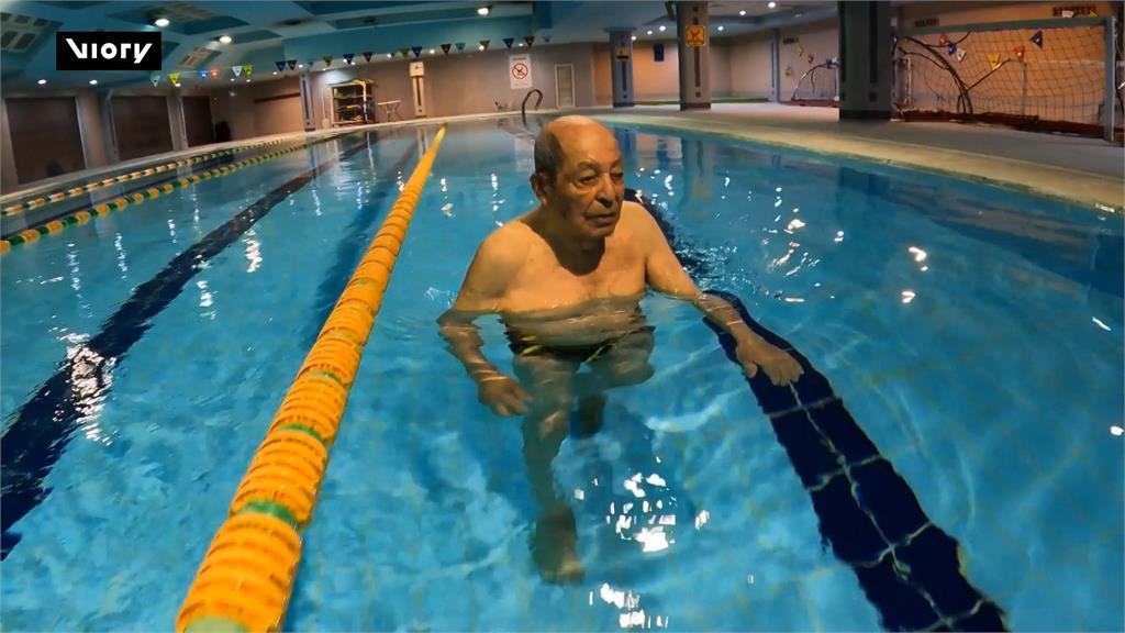 曾代表國家出賽奪金 伊朗百歲人瑞對跳水熱情不減