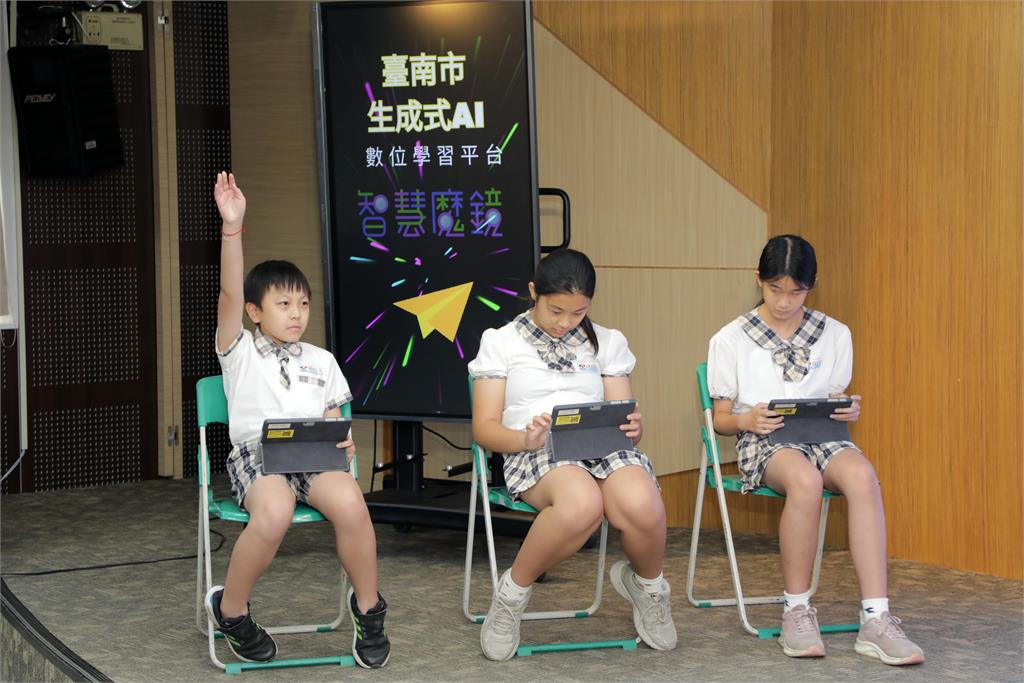 黃偉哲宣布臺南11所重點發展學校 全國首創生成式AI數位學習平台啟用