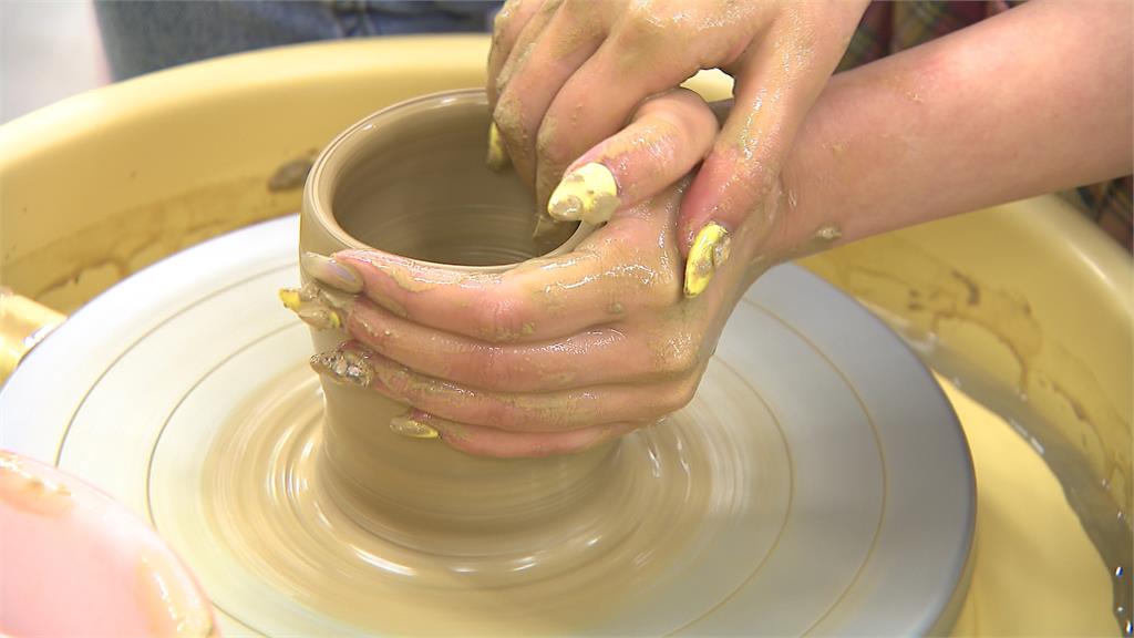 鶯歌老街湧走春人潮 體驗「做陶藝」DIY兔子杯