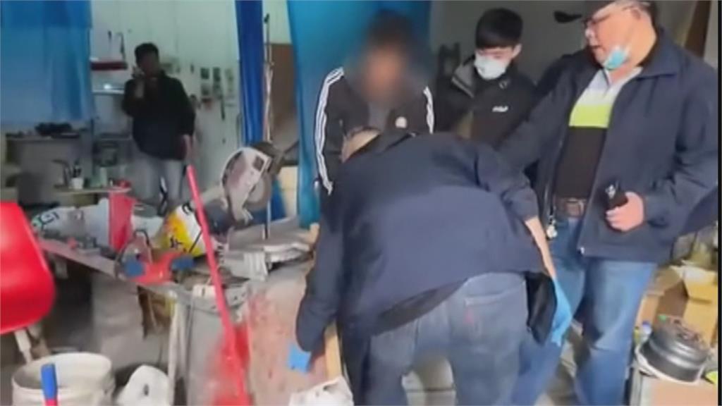 男持違禁品被跟監 警方埋伏驚見火力強大「鐵皮兵工廠」