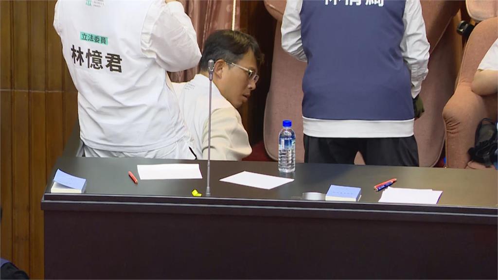 快新聞/藍委佔議場主席台大啖早餐 黃國昌「拉繩綁椅」堵門畫面曝