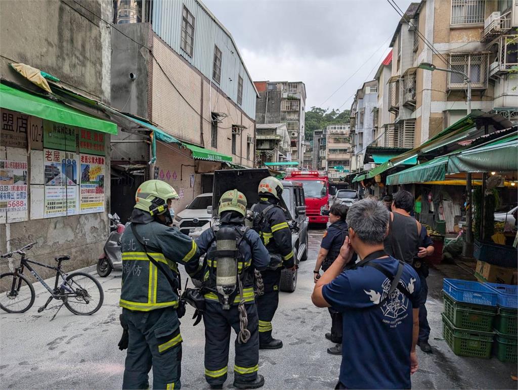 百萬休旅車路上車頭冒煙　車主下車察看竟是這位藝人！