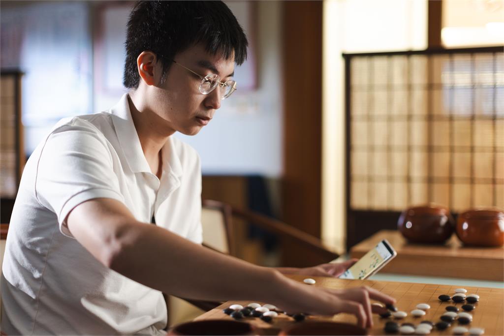 快新聞/人生如棋、落子無悔! 文總《匠人魂》紀錄黑嘉嘉與許皓鋐職涯「最好一著」