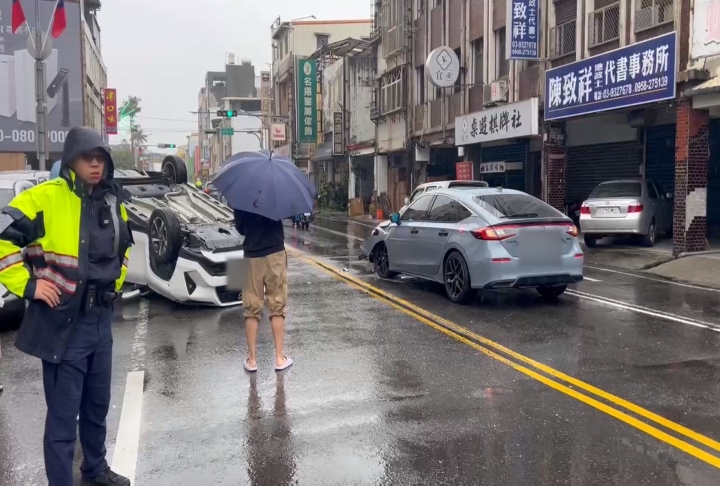 疑轉彎不慎擦撞對向車　宜蘭轎車旋轉翻覆四輪朝天