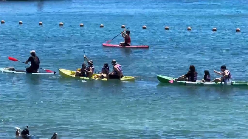 小琉球暑期首週末萬人登島　全國首創「動力浮板」戲水趣