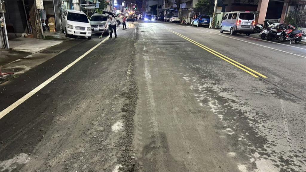 水泥一路滴！　副駕誤觸開關預拌車水泥漏700公尺