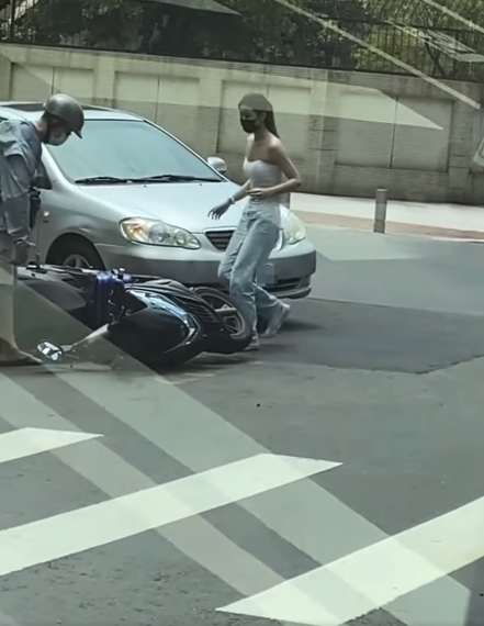 騎車遭擦撞!他見「露肩馬尾正妹」下車秒消氣 2.4萬網笑:內心也車禍