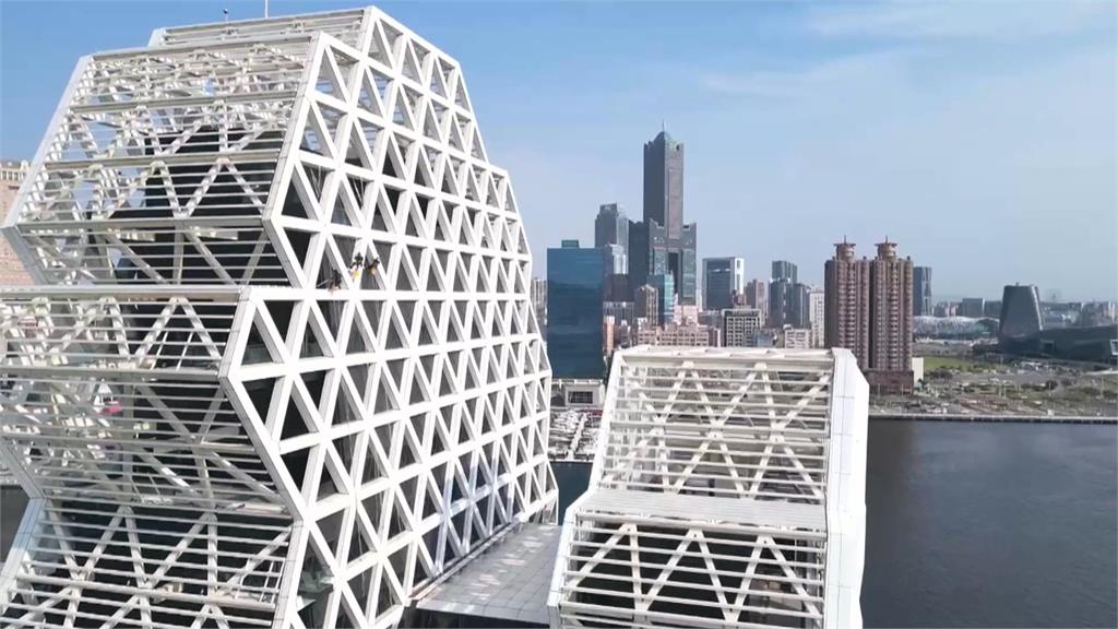 高流4週年洗澎澎! 外牆多名蜘蛛人吊掛執行清洗任務