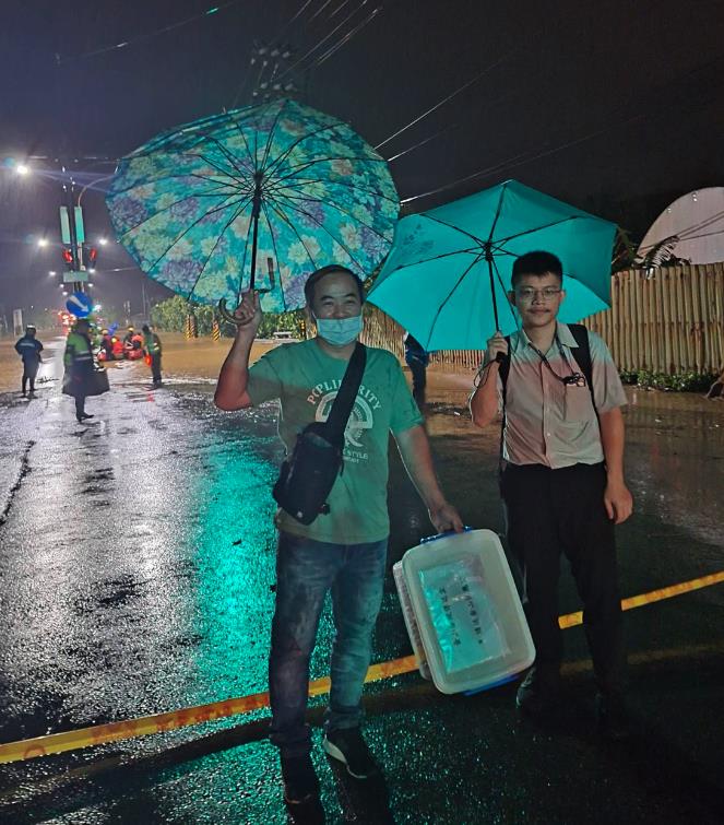 夜幕下「金山這群人」勇渡泥水！竟是台大醫護「橡皮艇趕上班」畫面曝