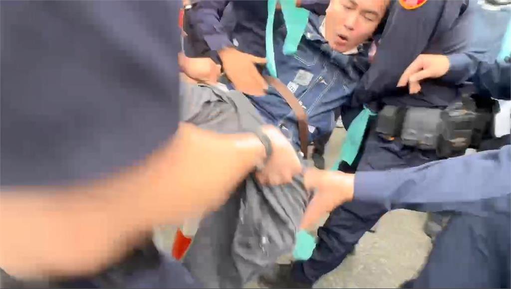 最新/吃屎哥又來鬧場了!躺地上大喊「柯文哲貪汙、賴清德來救我」遭警方抬走